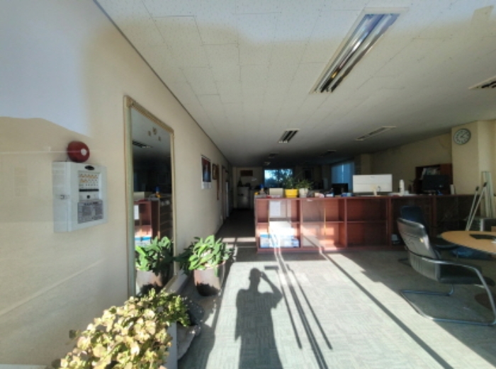 물건5번, 2층 공장 사무실 내부 전경도.