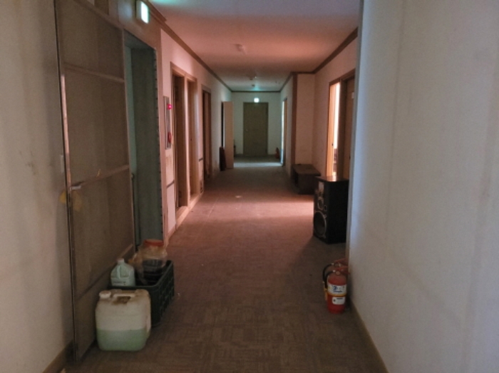 물건5번, 2층 공장 2층 전경으로 직원 숙소 및 사무실 소재함.