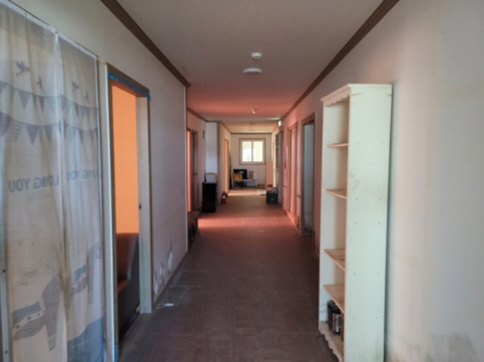 물건5번, 2층 공장 2층 전경으로 직원 숙소 및 사무실 소재함.