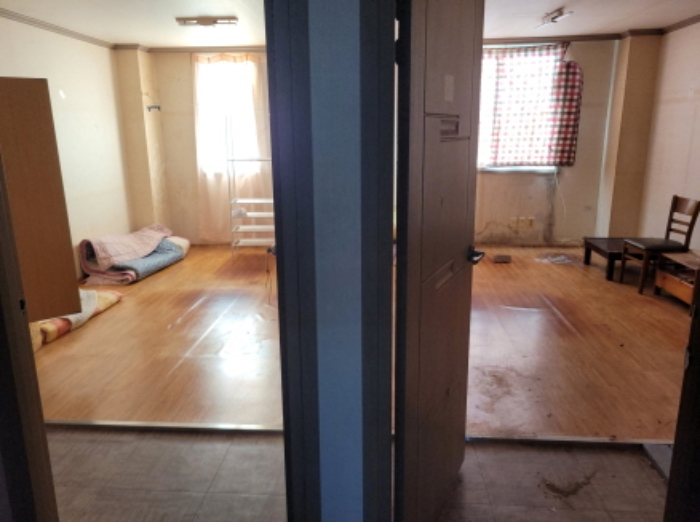 물건5번, 2층 공장 2층 전경으로 직원 숙소 및 사무실 소재함.