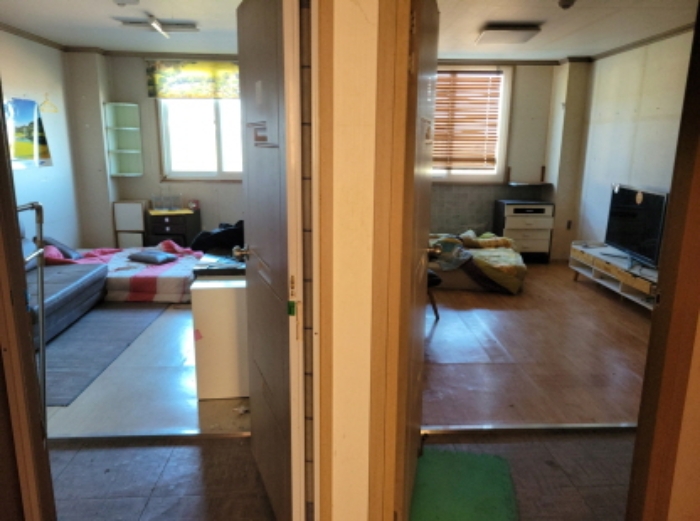 물건5번, 2층 공장 2층 전경으로 직원 숙소 및 사무실 소재함.