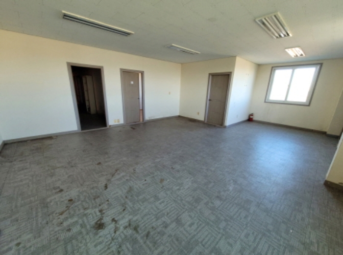 물건5번, 2층 공장 2층 전경으로 직원 숙소 및 사무실 소재함.