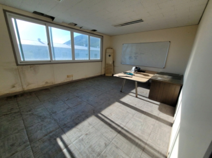 물건5번, 2층 공장 2층 전경으로 직원 숙소 및 사무실 소재함.