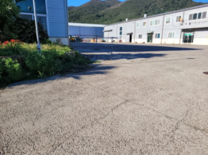 물건2번, 전경으로 공장 진입로 부분임.