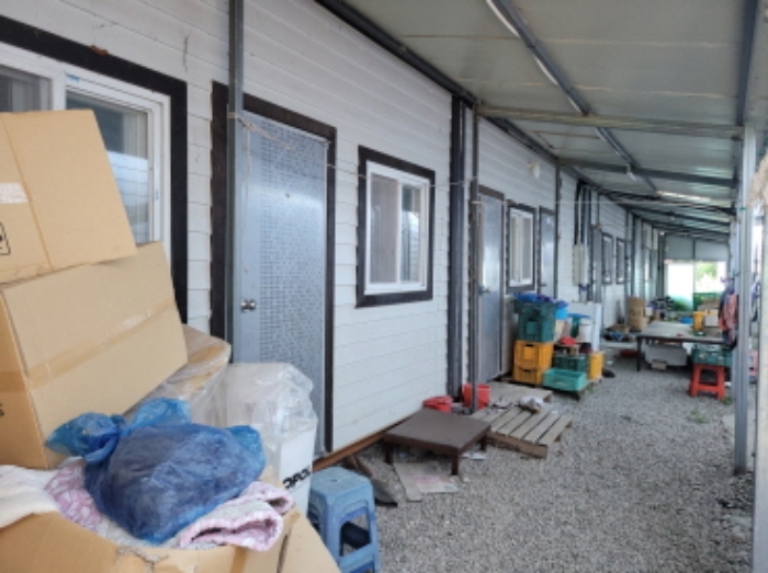 물건5번, 공장 뒷편에 제시외 건물(ㄴ) 판넬식 직원 숙소 소재함.