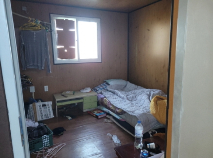 물건5번, 공장 뒷편에 제시외 건물(ㄴ) 판넬식 직원 숙소 소재함.