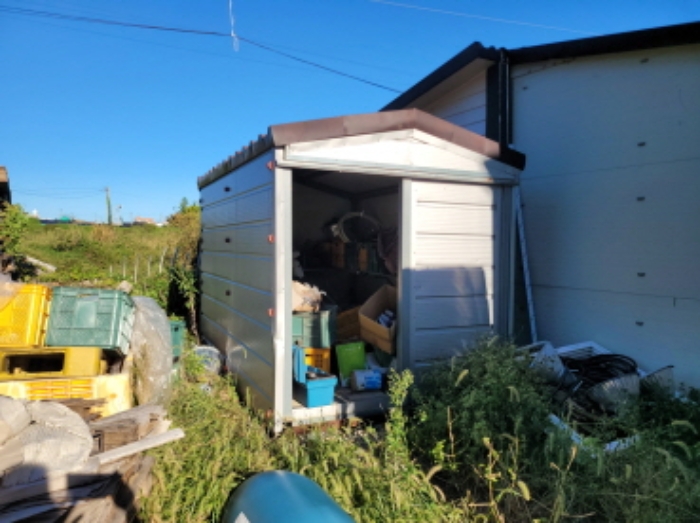 물건5번, 공장 뒷편에 제시외 건물(ㄷ) 판넬식 창고시설 소재함.