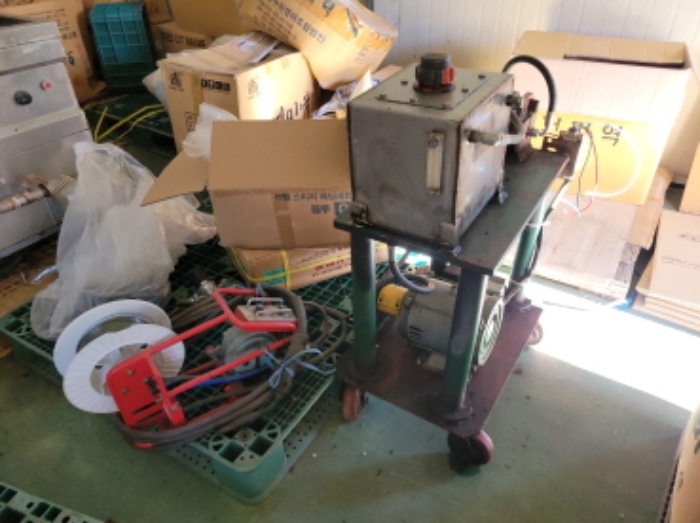 공장에 소재한 기계기구 사진