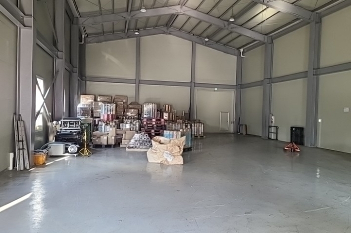 가동 내부 전경(내부를 철골조로 4등분 구획한 첫번째 공간)