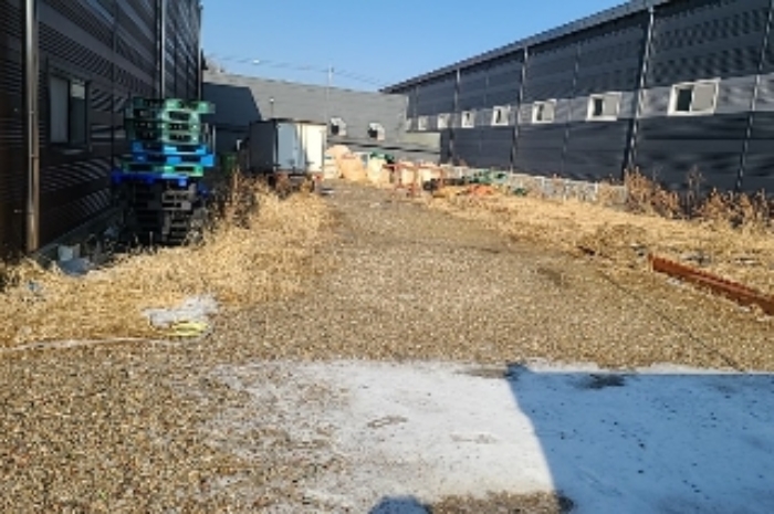 공장 우측 공터