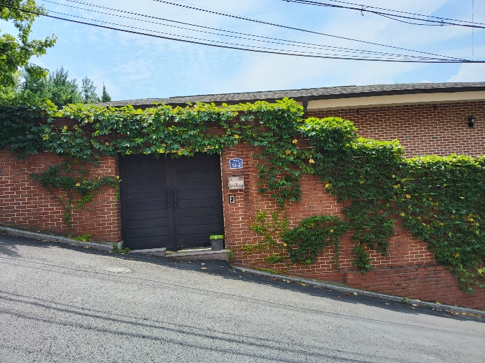 본건 출입문(북측)