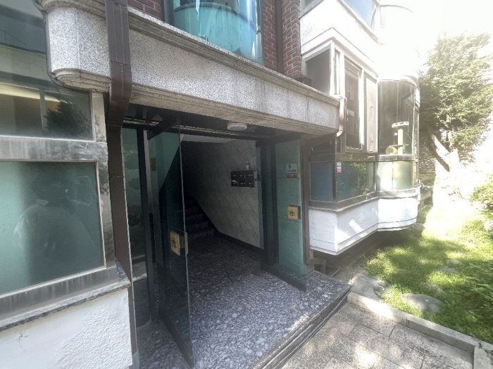 본건 소재 건물 출입구