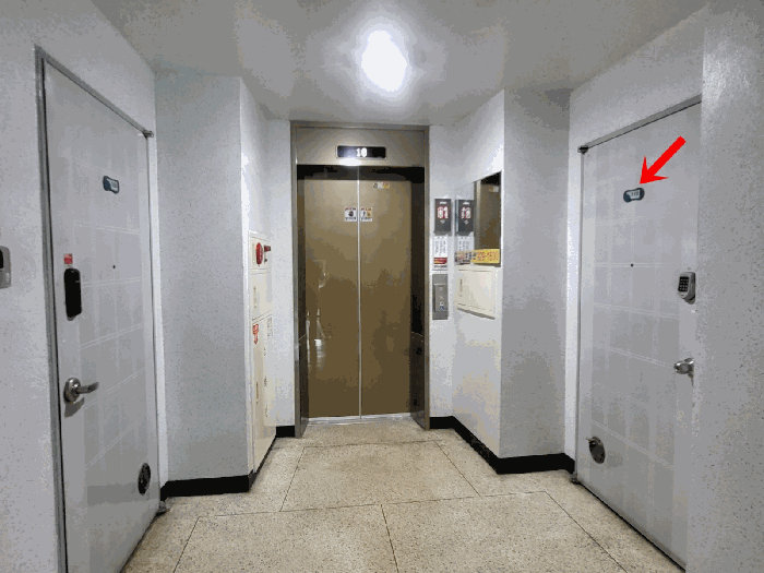 본건소재 1층 및 본건 현관문 전경