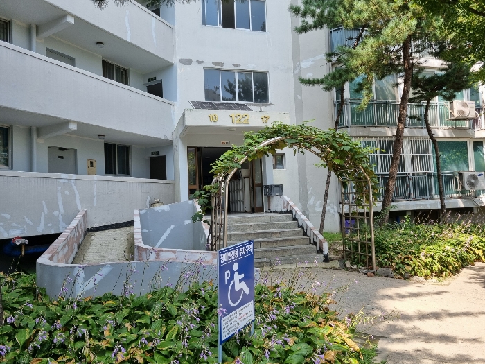 본건이 속한 건물 1층 출입구