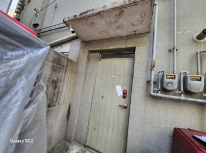 이건 부동산 출입문