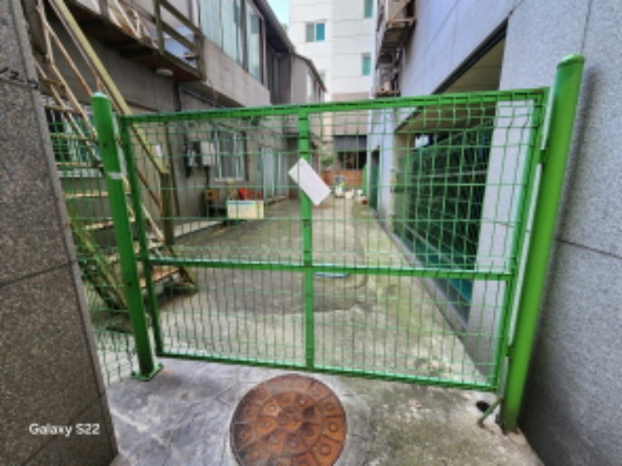 이건 부동산 출입문