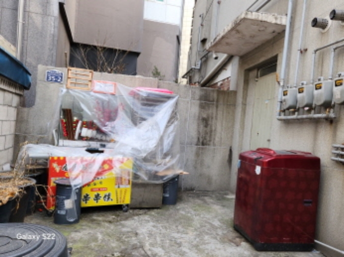 이건 부동산 출입문 부근 현황