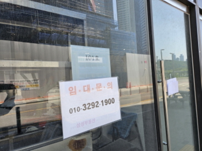 101호 및 상가출입문