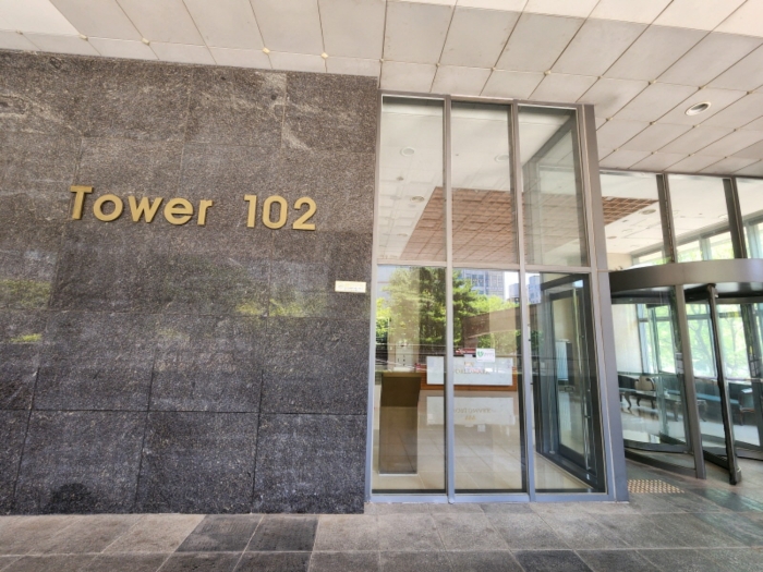 대우월드마크영통 통칭 "102동" 1층 공동현관