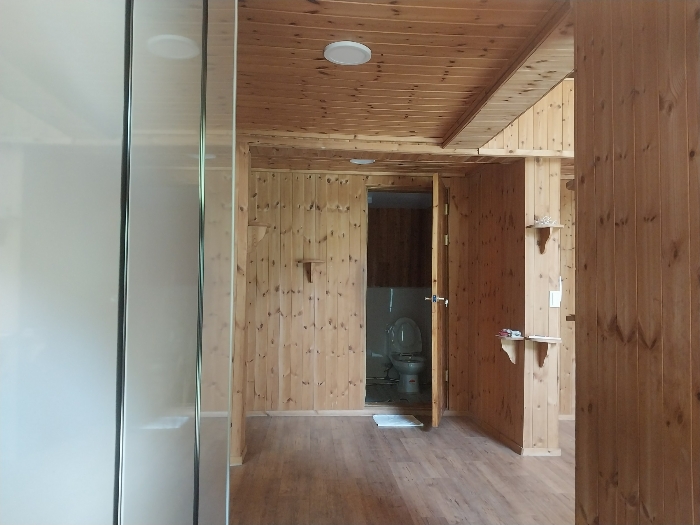 현관밖에서 내부 촬영