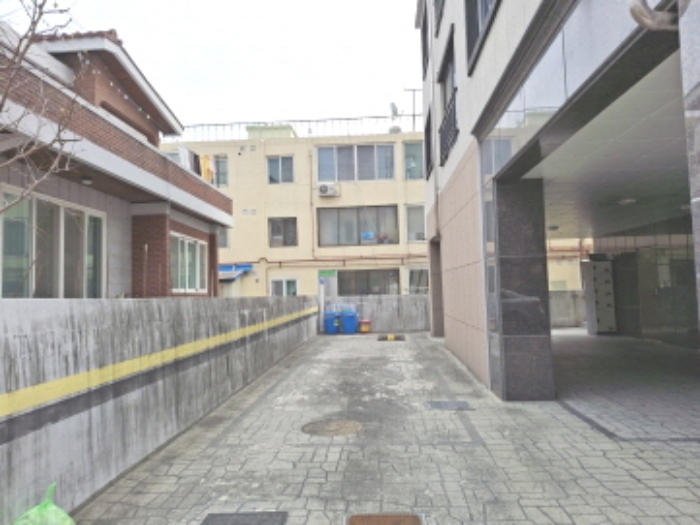 건물 좌측 모습