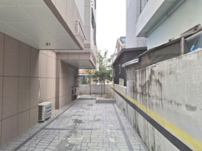 건물 우측(제시외 수목) 모습