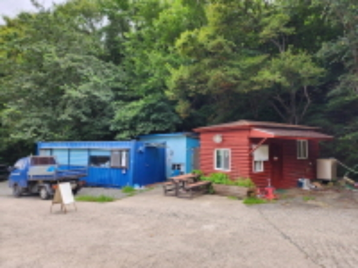 제시외 컨테이너(관리동) 및 판네레지붕 건물 전경