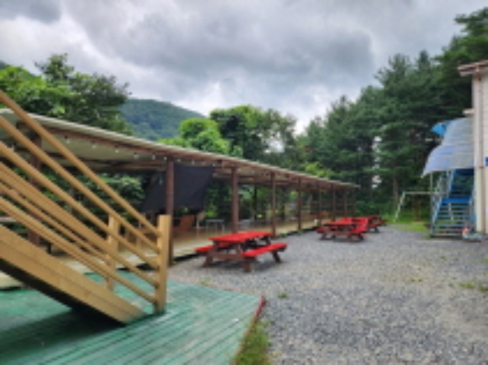 제시외 판넬지붕 목조 구조물 전경.