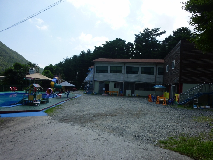 타인소유토지상 수영장 전경