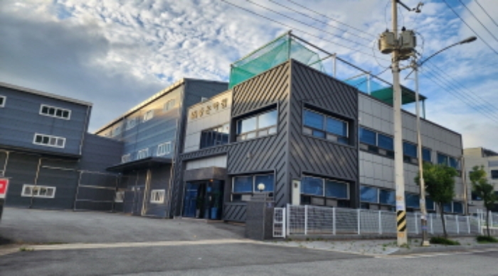 부동산의 표시 4. 옥상에 소재하는 제시외 골프연습장 시설.