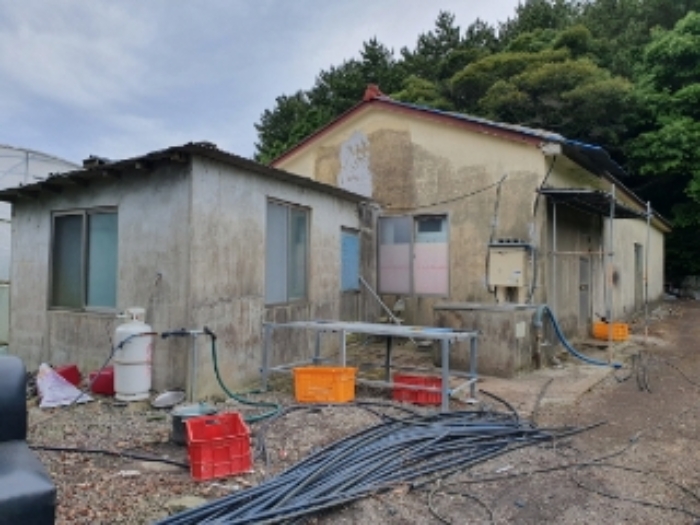 소재지1.(토산리 702) 지상 제시외 건물(ㄱ),(ㄴ)