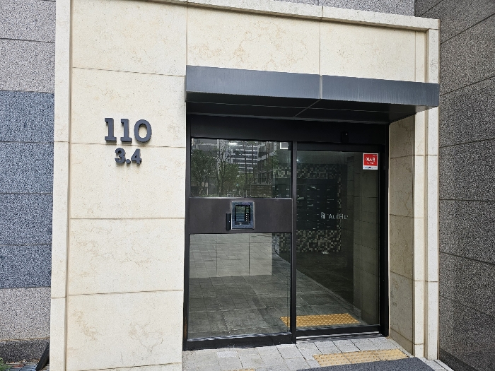 110동 출입구 전경