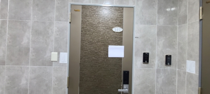 목록 2 건물의 201호 출입문 전경(안내문 부착)