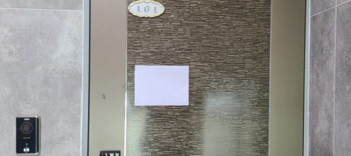 목록 2 건물의 101호 출입문 전경(안내문 부착)