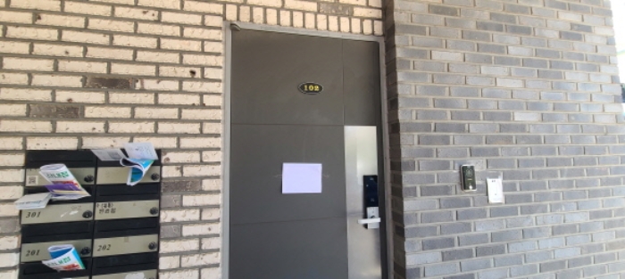 목록 2 건물의 102호 출입문 전경(안내문 부착)