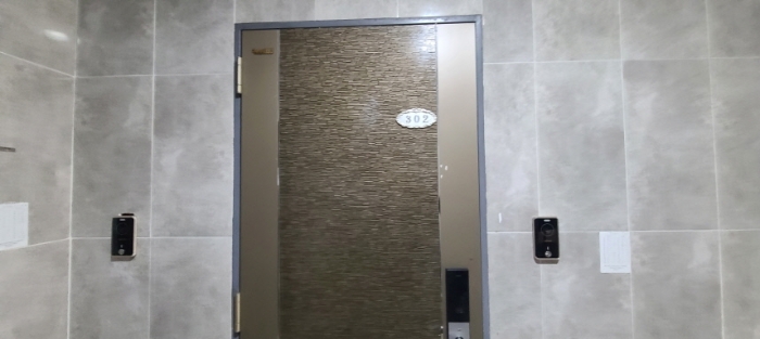 목록 2 건물의 302호 출입문 전경