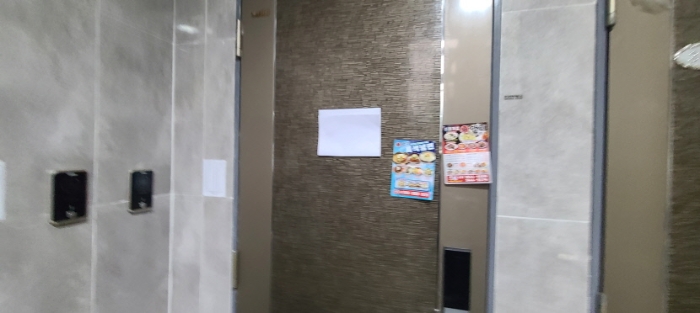 목록 2 건물의 303호 출입문 전경(안내문 부착)