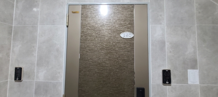 목록 2 건물의 202호 출입문 전경