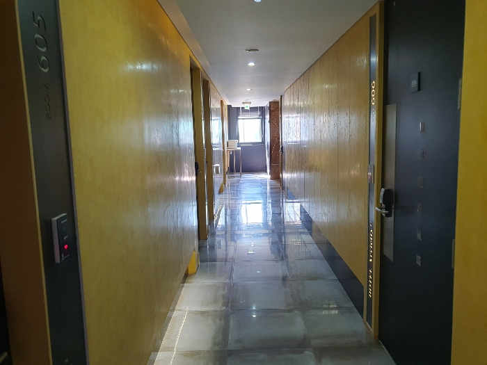 [건물 5층 복도 : 현칭 6층]