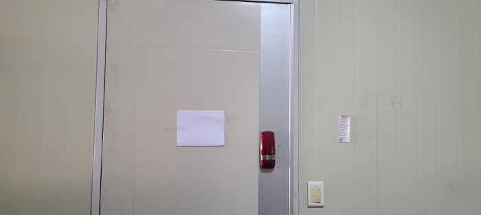 목록3 건물 2층 출입구 전경(안내문 부착)