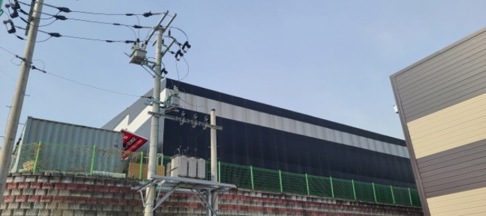 목록1 토지상 제시외 천막조 가시설물 및 컨테이너 전경