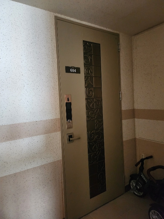 본건 현관출입문