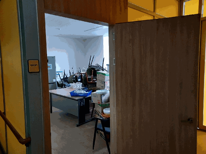 기호(1):2층 215호 입구 및 내부(인접호와 호별구분없는 상태임)