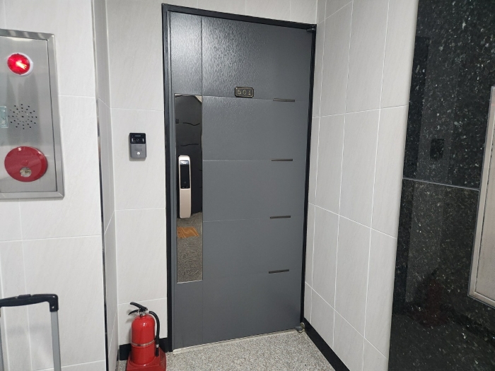 본건 501호 현관