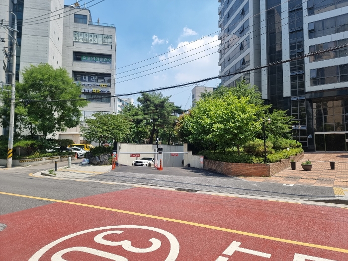 지하주차장 출입구