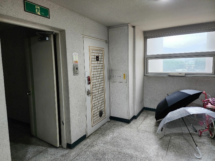본건 현관 출입문