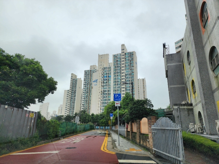 본건 아파트 단지 전경