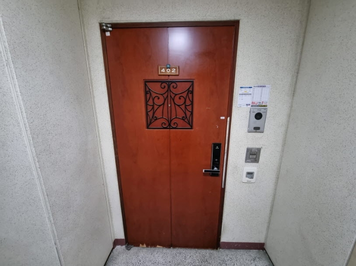 402호 출입문