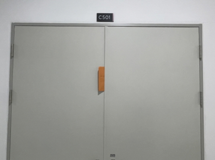 C501호 출입문