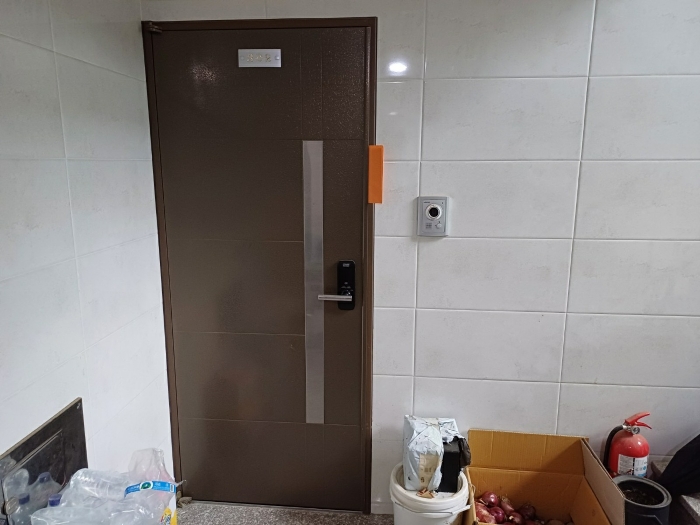 본건 기호(2) 3층 주택(302호) 현관